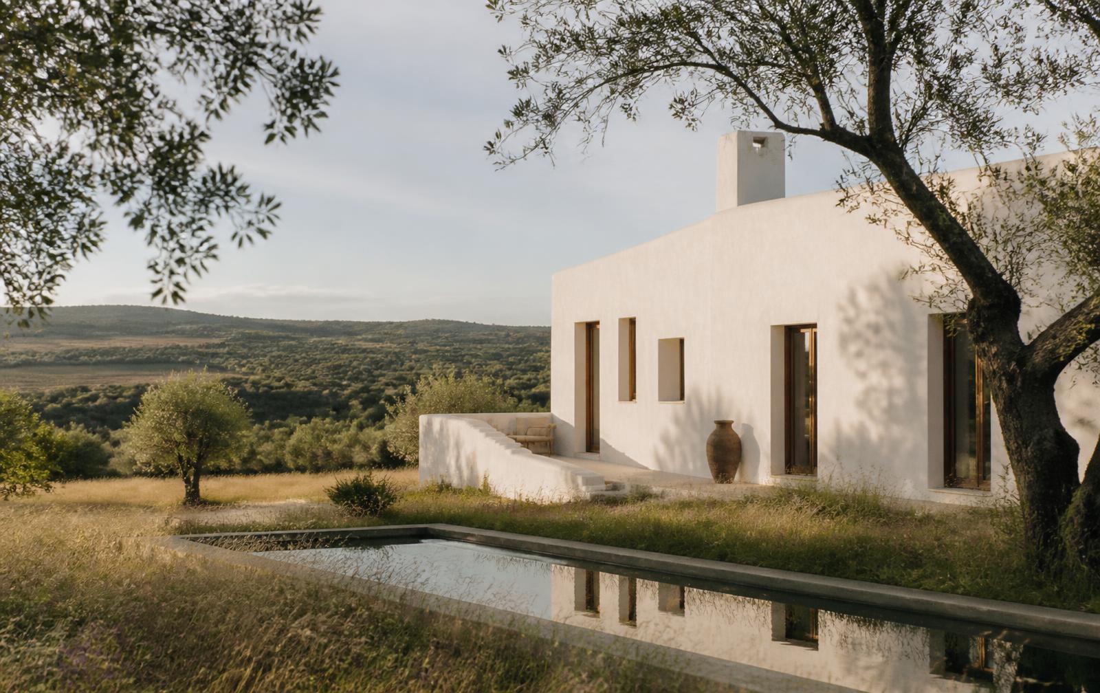 Casa rural caiada numa planície aberta do Alentejo